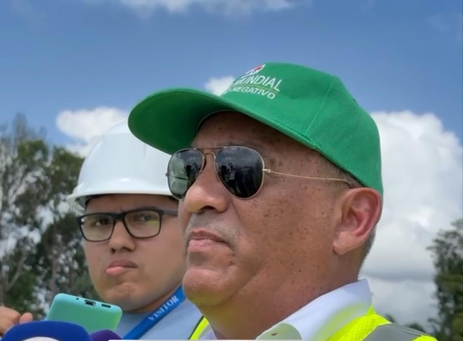 Ministro de Ambiente dice que no renunciará y defiende polémico contrato minero