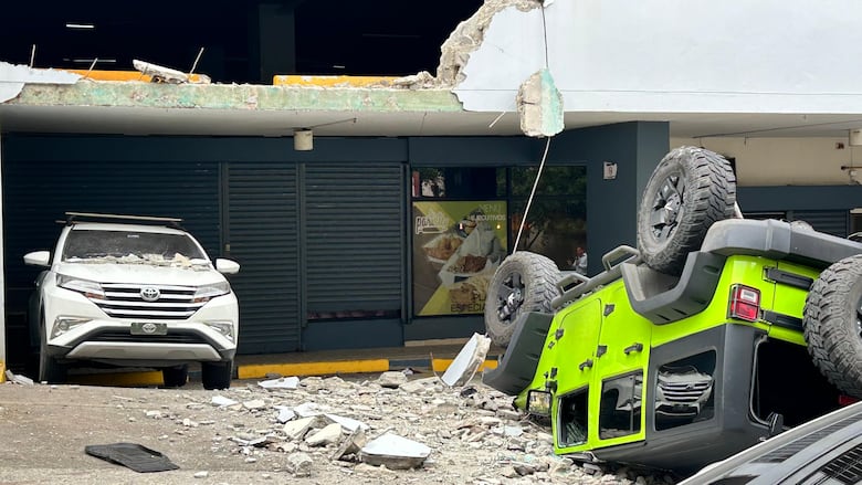 Vehículo cae de un primer piso cerca de la 12 de Octubre; el conductor fue rescatado