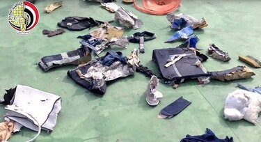Según los forenses, restos del avión de EgyptAir apuntan a explosión