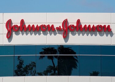 Johnson & Johnson detiene ensayos de su vacuna contra Covid-19 por un participante enfermo