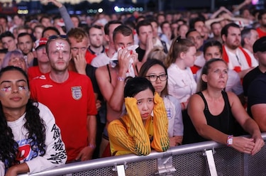 Tristes pero orgullosos; hinchas ingleses aplauden a su selección