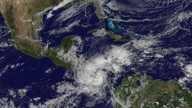 Otto vuelve a ganar fuerza de huracán, Nicaragua y Costa Rica se preparan