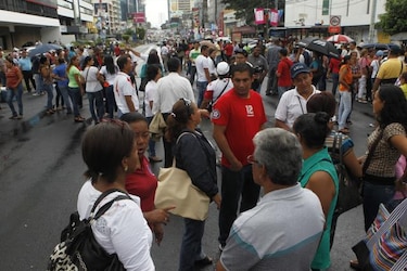 Molinar dice que se mantendrá en el diálogo; docentes protestan