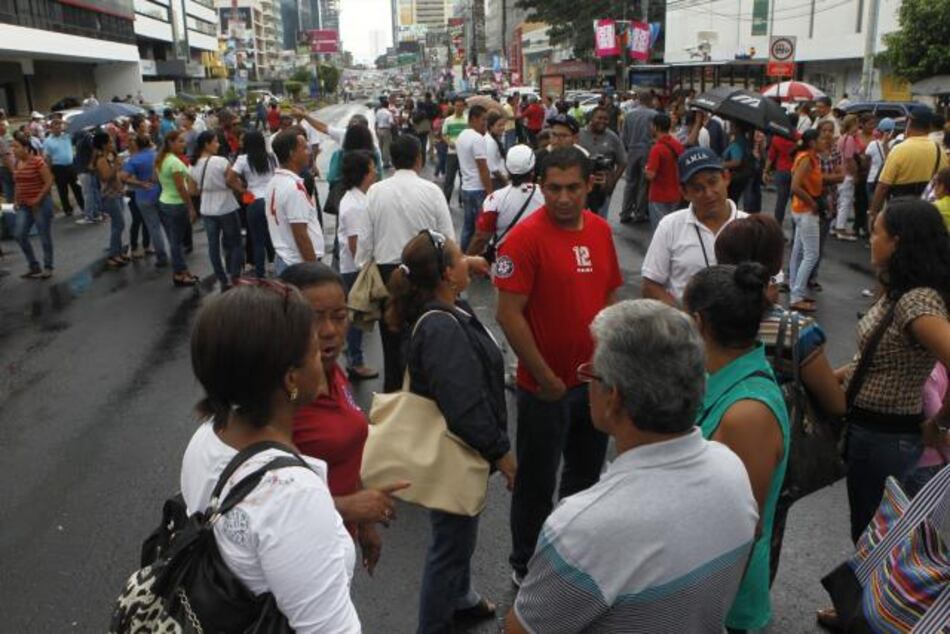 Molinar dice que se mantendrá en el diálogo; docentes protestan