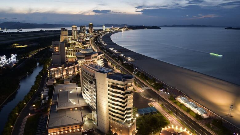 Cómo es el controvertido balneario al estilo Benidorm en Corea del Norte que recibió el primer grupo de turistas rusos
