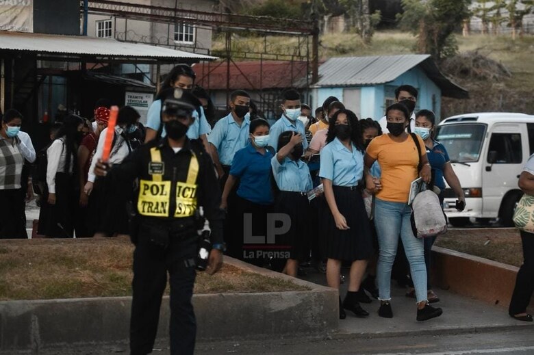 Alumnos de premedia y media vuelven a las aulas de clases