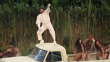 6 poderosos mensajes de Bad Bunny durante su actuación en el Super Bowl