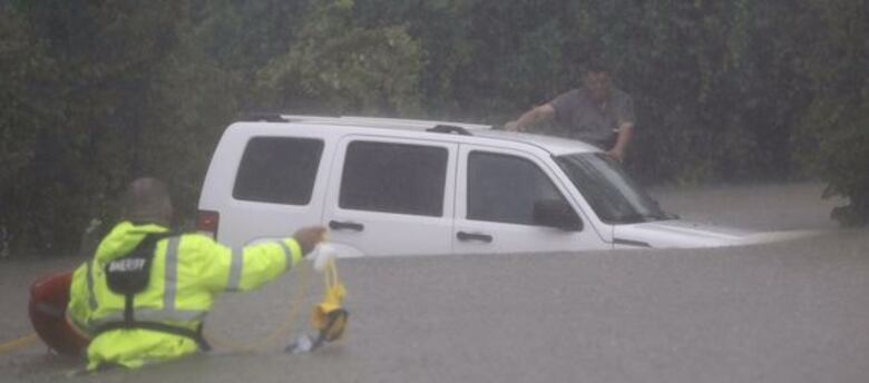 Inundaciones fuerzan el cierre del principal aeropuerto de Houston