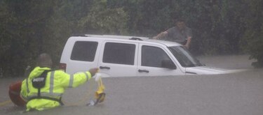 Inundaciones fuerzan el cierre del principal aeropuerto de Houston
