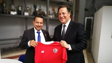 Varela busca en Costa Rica ideas para impulsar el fútbol