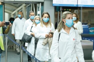 Minsa extiende por dos meses la permanencia de 122 médicos cubanos para atender casos de Covid-19