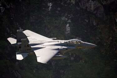 Japón recupera segundo cuerpo de avión F-15 accidentado
