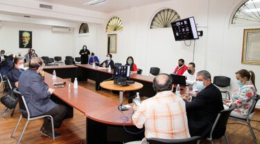 Ministro de Salud anuncia que contratarán más médicos, y ‘de ser necesario’ a especialistas extranjeros