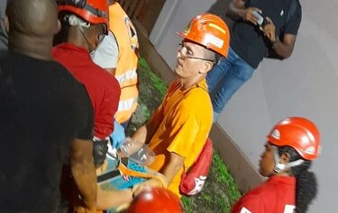 Rescatan con vida a niña que quedó sepultada en una residencia en Colón; su tía falleció