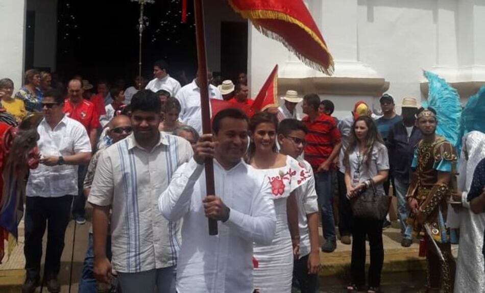 Samy Sandoval, abanderado en fiesta en honor a San Juan Bautista