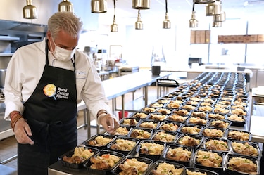 El chef Eric Ripert reabre su restaurante en Nueva York para ayudar al personal médico