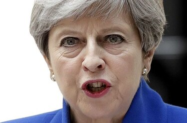 Theresa May formará un nuevo gobierno pese al revés electoral