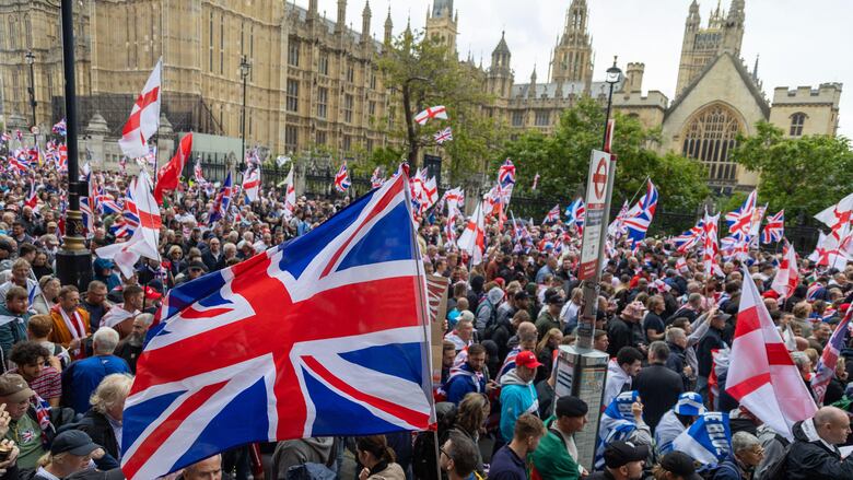 Cómo Reino Unido endurecerá los requisitos para que los migrantes obtengan la residencia permanente