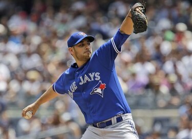 Azulejos barren a los Yankees y les pisan los talones
