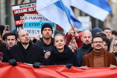 Casi 2,000 personas participan en Berlín en una marcha de la oposición rusa en el exilio