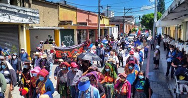 Policía choca con manifestantes que exigen renuncia del presidente de Guatemala