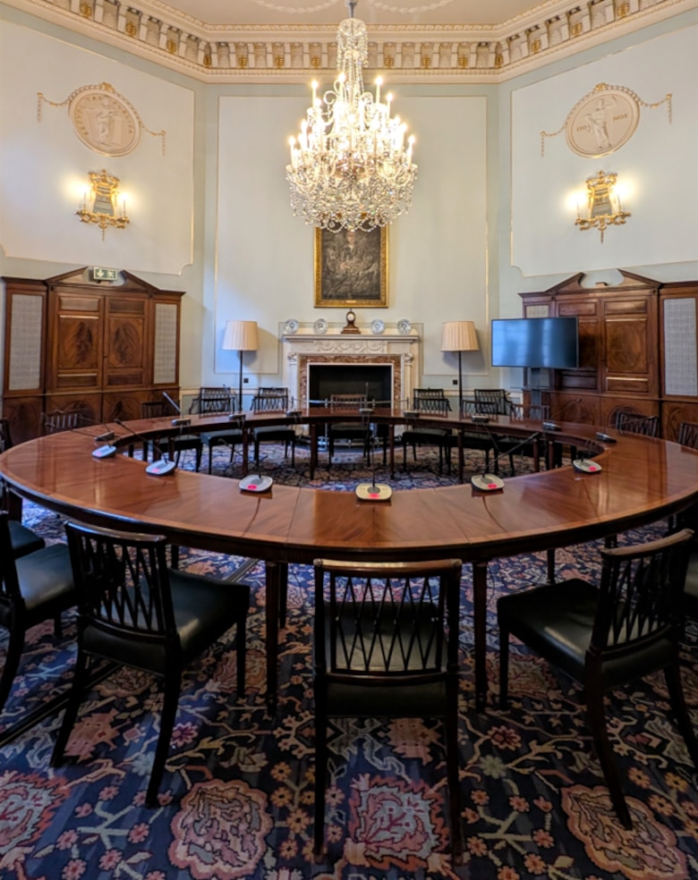 Cómo es el centenario edificio de Londres que guarda 400,000 lingotes de oro, incluyendo numerosos que pertenecen a Venezuela y están en disputa con Reino Unido