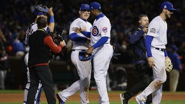 Chapman mantiene a flote a los Cachorros