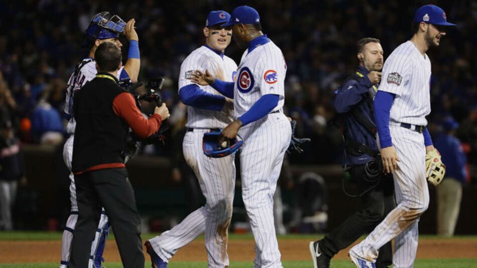 Chapman mantiene a flote a los Cachorros