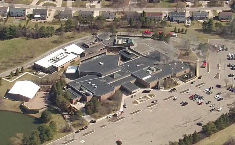 Persona aparentemente armada embiste su vehículo contra una sinagoga en Estados Unidos