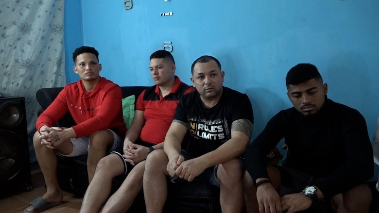 La brutalidad en la megacárcel de Bukele que denuncian 8 de los venezolanos deportados por Estados Unidos: ‘bienvenidos al cementerio de hombres vivos’