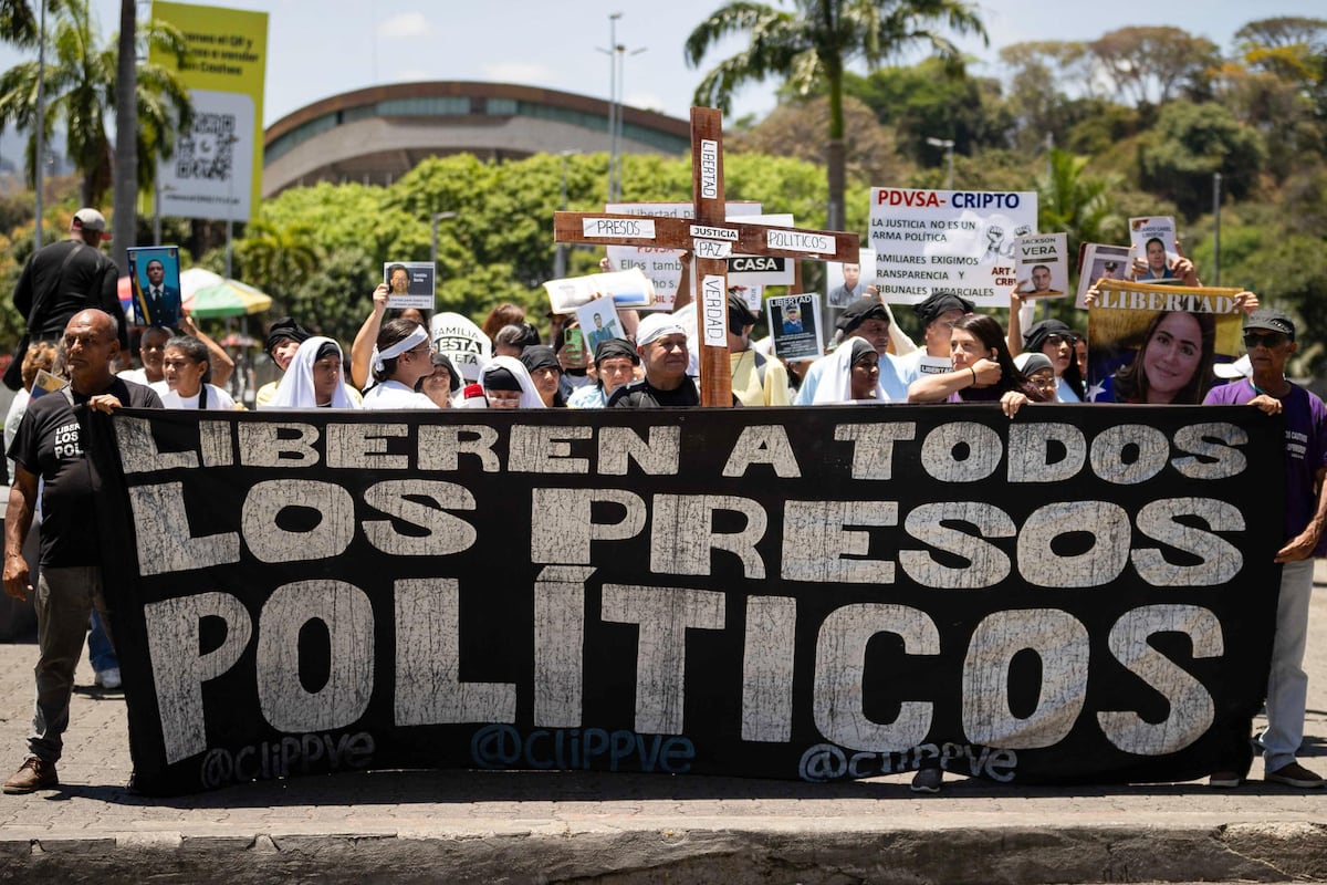 Activistas venezolanos entregan un recurso de apelación tras rechazo de amnistía