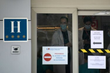 Mil muertos y hospitales desbordados en España por el coronavirus