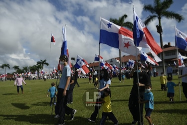 Siembran 300 banderas en la Ciudad del Saber en honor a la patria
