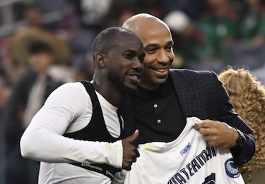 Thierry Henry cumple su promesa y regala camiseta del Arsenal a Cecilio Waterman