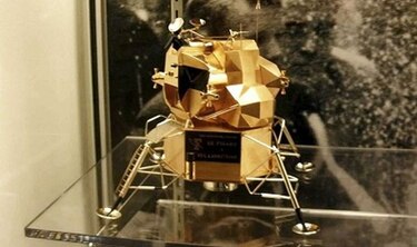 Roban de museo reproducción en oro de módulo lunar