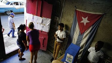 Cubanos votan en comicios sin oposición y con la mira en nuevo presidente