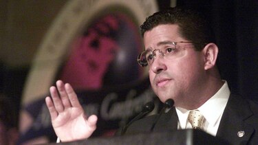 Fiscalía salvadoreña embarga bienes del fallecido expresidente Francisco Flores