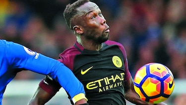 Federación inglesa multa a Sagna por mensaje en Instagram