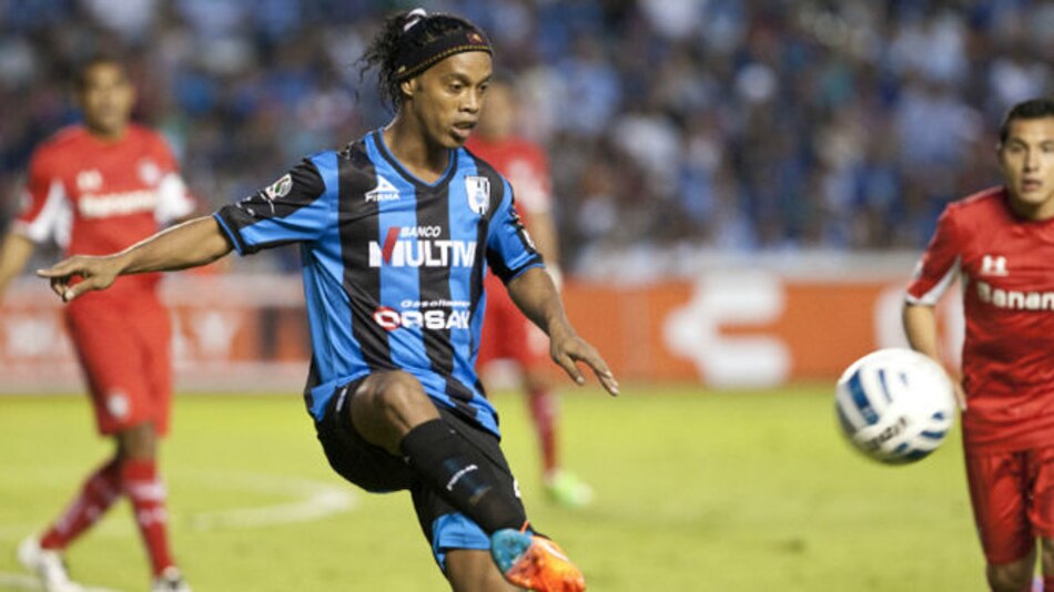 Ronaldinho regresa al Querétaro con casi tres semanas de retraso