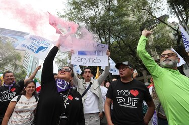 En medio de protestas comisiones del Senado mexicano aprueban en lo general reforma del Poder Judicial