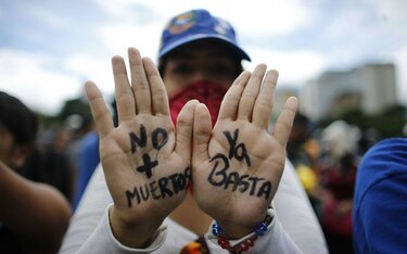 Miles marchan hacia cuarteles en Venezuela en repudio a muertes en protestas