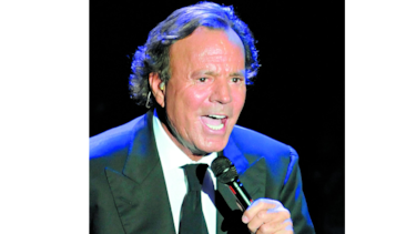 Español dice ser hijo del cantante Julio Iglesias