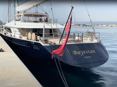 Reflotan el yate del magnate Mike Lynch que naufragó en 2024 en aguas de Sicilia