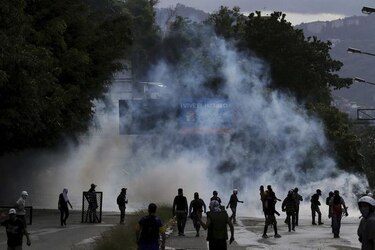 Dos muertos en disturbios durante huelga contra constituyente de Maduro