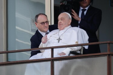 El papa Francisco reaparece tras 38 días y saluda desde el hospital antes de regresar al Vaticano