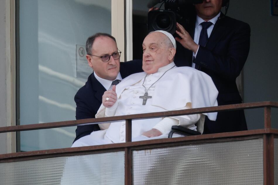 El papa Francisco reaparece tras 38 días y saluda desde el hospital antes de regresar al Vaticano