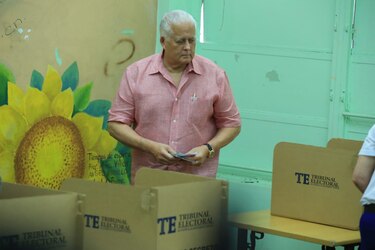Culto, desayuno y promesas, así arrancaron las primarias del PRD