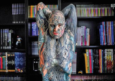 Maestro causa estupor en París por tatuarse hasta los ojos