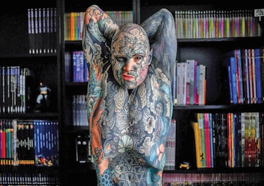 Maestro causa estupor en París por tatuarse hasta los ojos