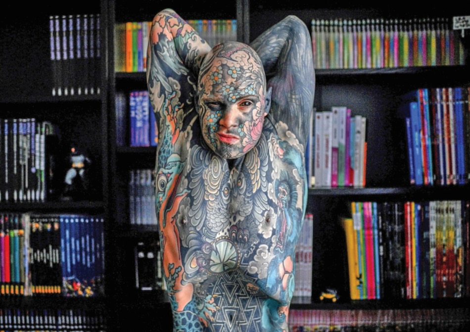 Maestro causa estupor en París por tatuarse hasta los ojos